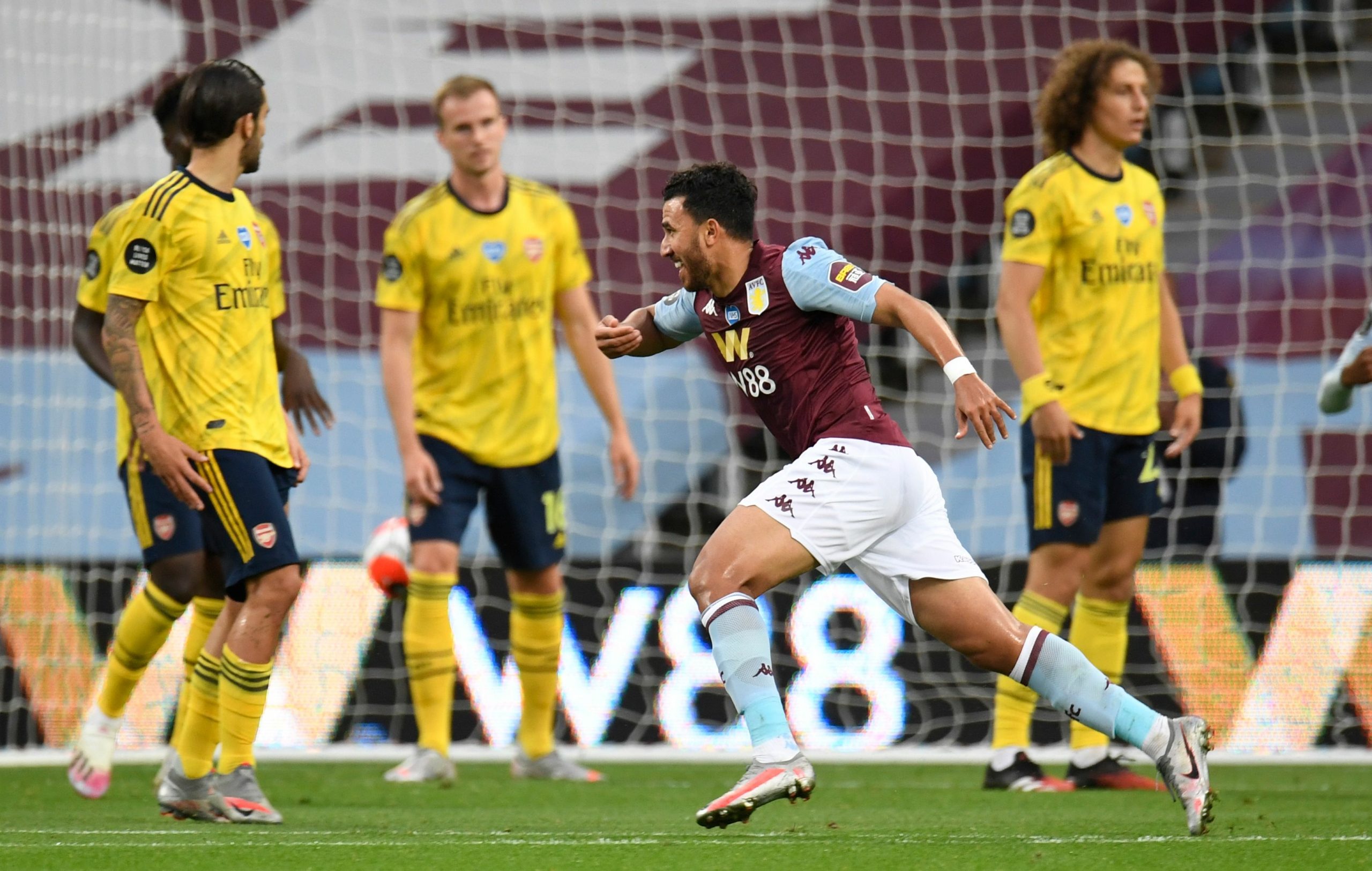 تريزيغيه يحتفل بهدفه في آرسنال (رويترز)