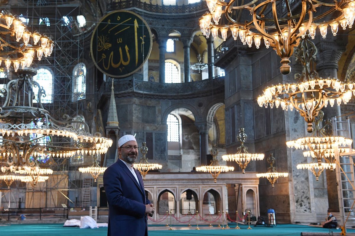 اليونان تنكس أعلامها وتدق الأجراس حداداً على آيا صوفيا.. أثينا تعيد طقوساً أحيتها حزناً على فتح القسطنطينية (فيديو)