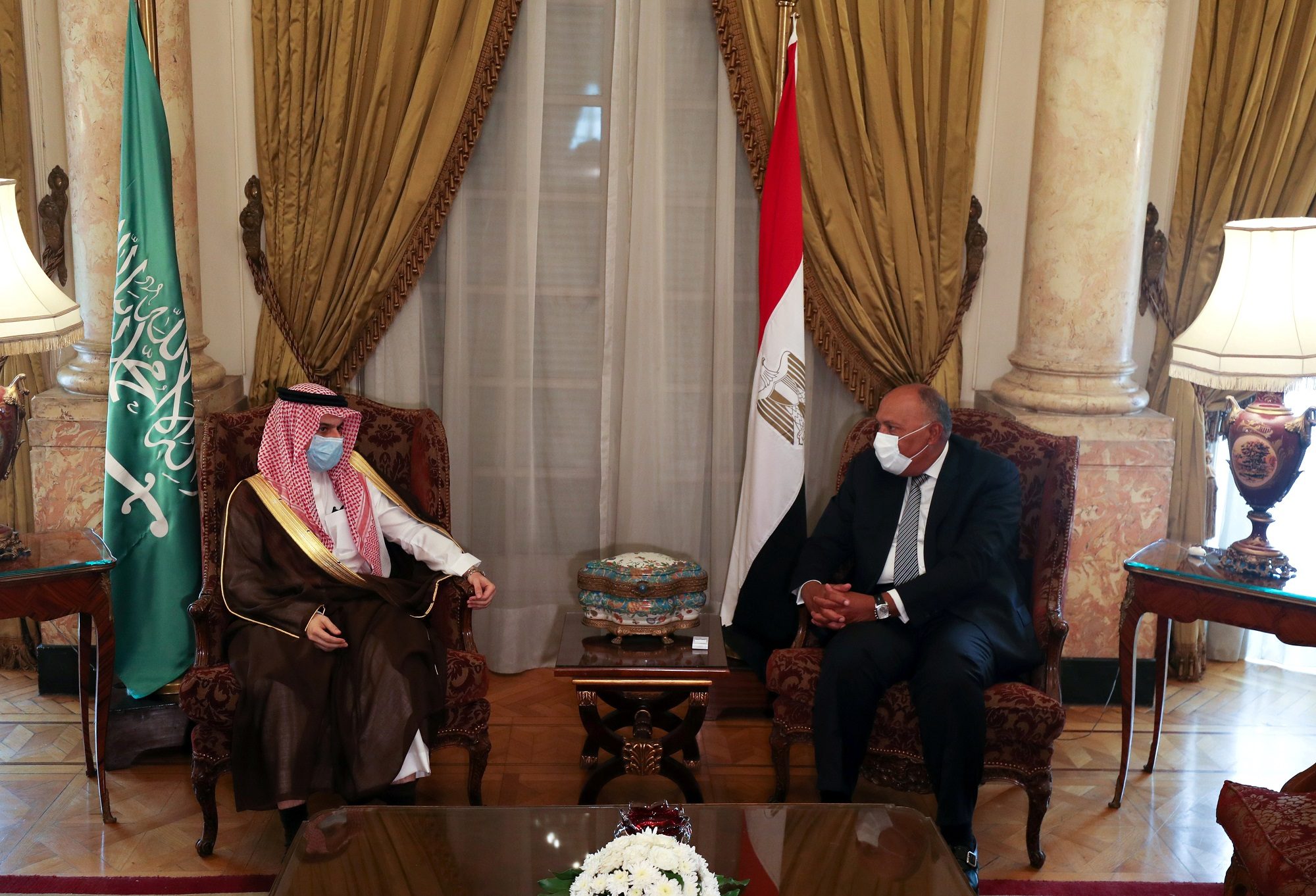 بعد تلويح القاهرة بتدخل عسكري لصالح حفتر.. السعودية: ندعم بشكل كامل موقف مصر في ليبيا