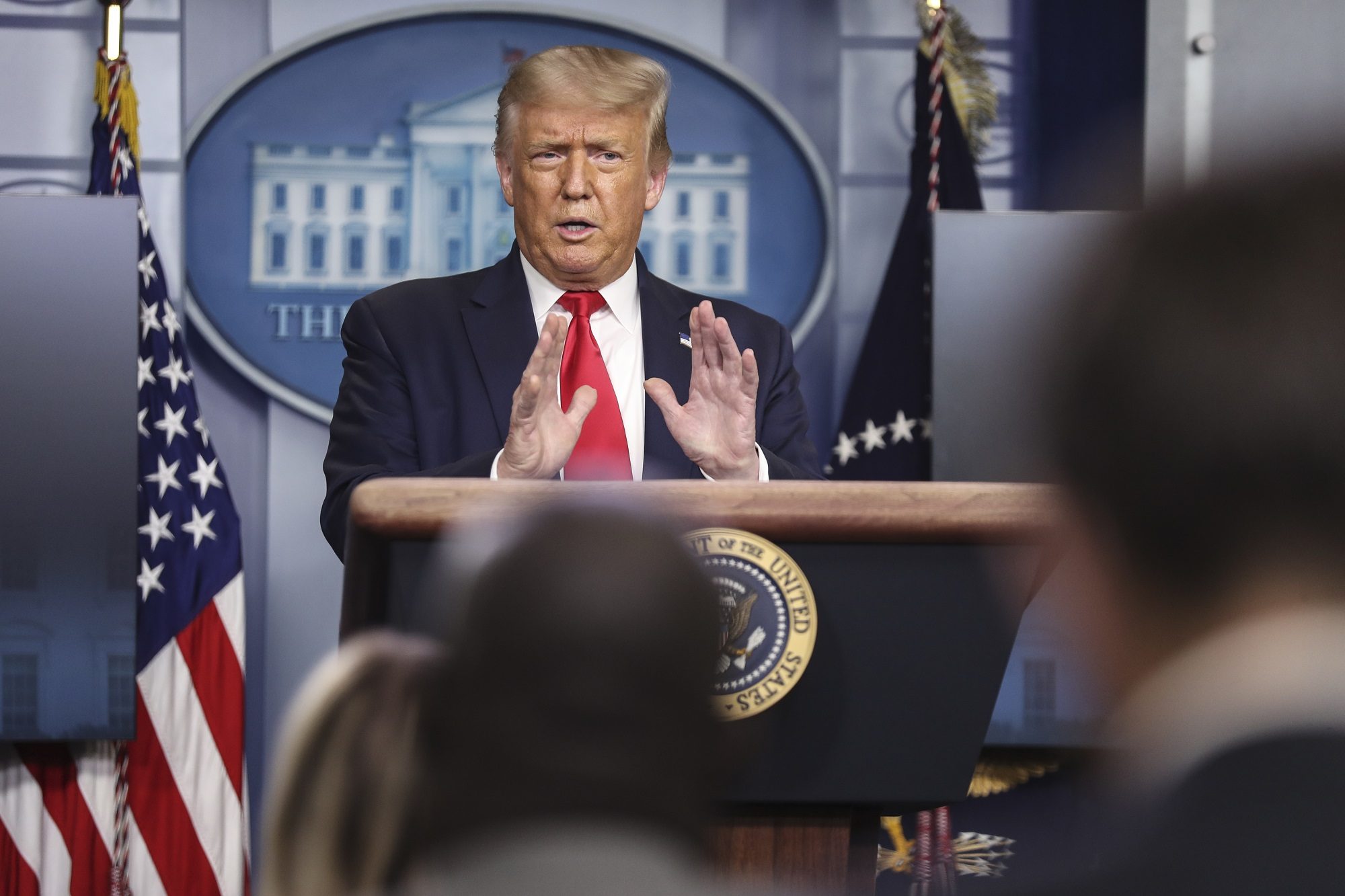 ترامب يمدح طبيبة عاقبها فيسبوك! ترى بعض الأمراض سببها أن الناس يحلمون بممارسة الجنس مع الشيطان