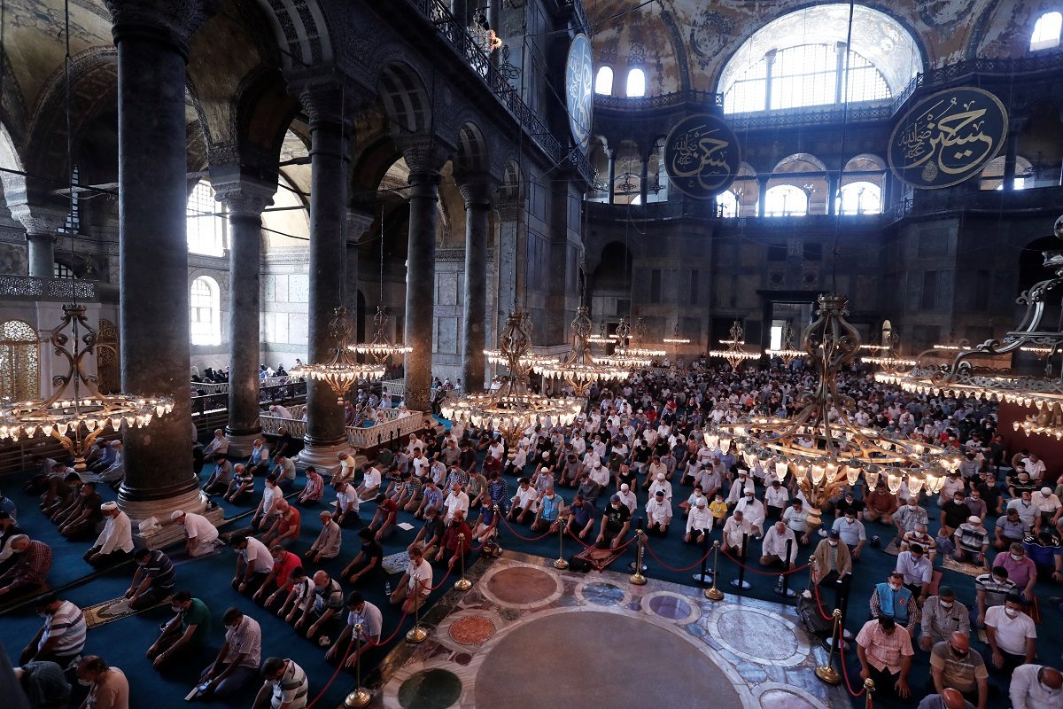 تكبيرات العيد تعود لآيا صوفيا في تركيا.. صور وفيديوهات لحشود من المسلمين بصلاة العيد بالمسجد
