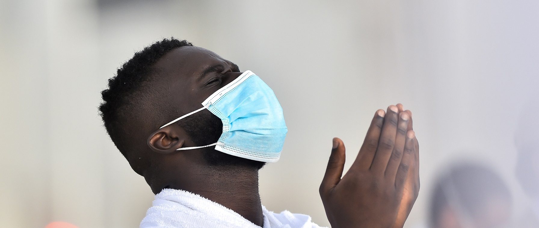 حجاج بيت الله الحرام ينفرون إلى مزدلفة بعد أداء ركن الحج الأعظم