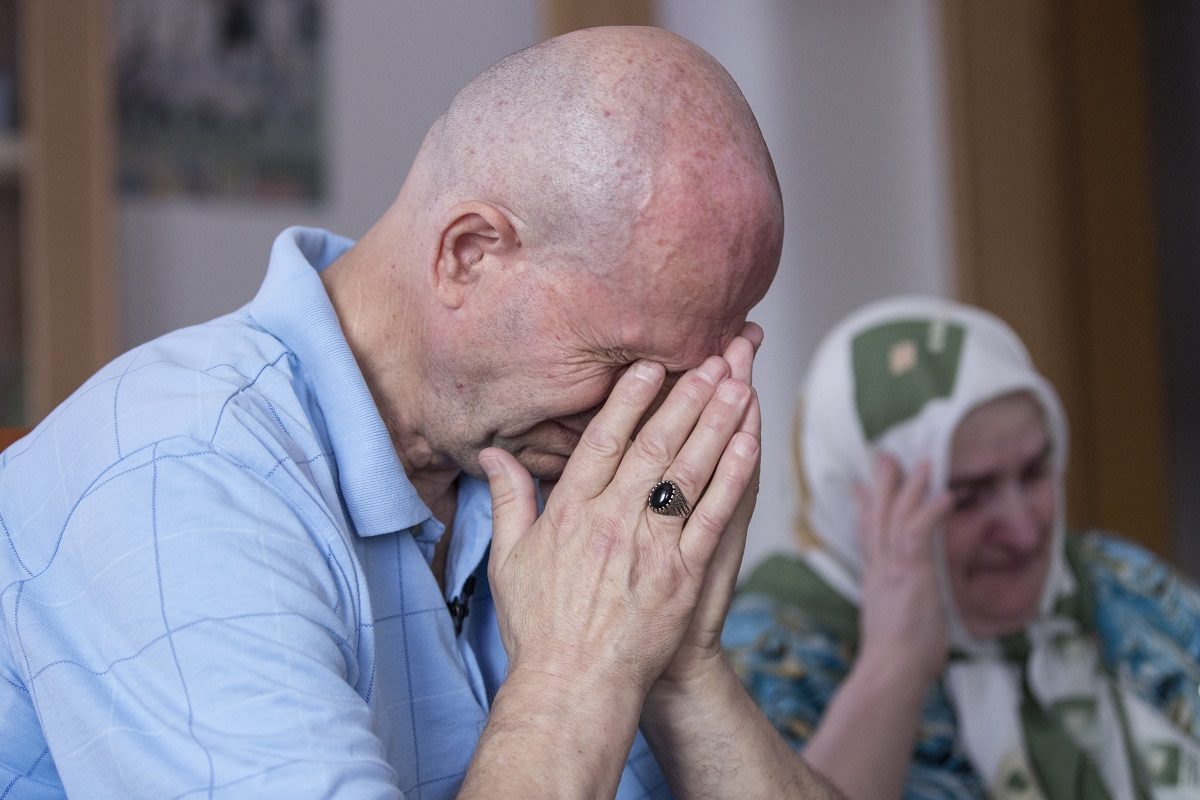 بعد 25 عاماً على المذبحة.. عائلة بوسنية تعثر على رفات ابنها الذي فُقد بمجزرة “سربرنيتسا”