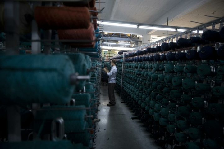 الأناضول/ تمّ تصنيع السجاد ذات اللون التركوازي المميز في معمل تاريخي يتواجد بضاحية ديميرجي