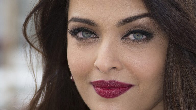 كورونا يصيب نجمة بوليوود آيشواريا راي بعد ساعات من نقل زوجها للمستشفى لإصابته بالفيروس