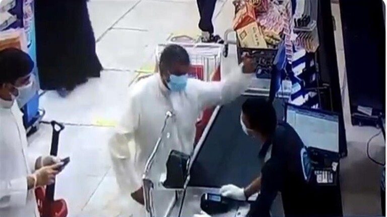 أول تعليق للوافد المصري الذي تعرض لاعتداء بالكويت.. كشف تفاصيل الحادثة، ومصر تعلّق رسمياً (فيديو)