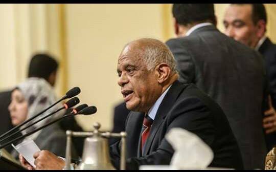 البرلمان المصري يقر اقتطاع جزء من رواتب الموظفين لمواجهة كورونا، ويفرض ضريبة على السيارات