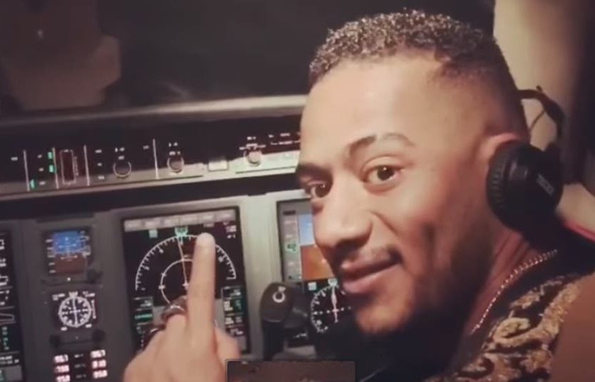 أقحم عمرو دياب ودينا الشربيني.. محمد رمضان يعزي في الطيار الذي أفقده رخصته ثم يتراجع، وزملاؤه يوبخونه!