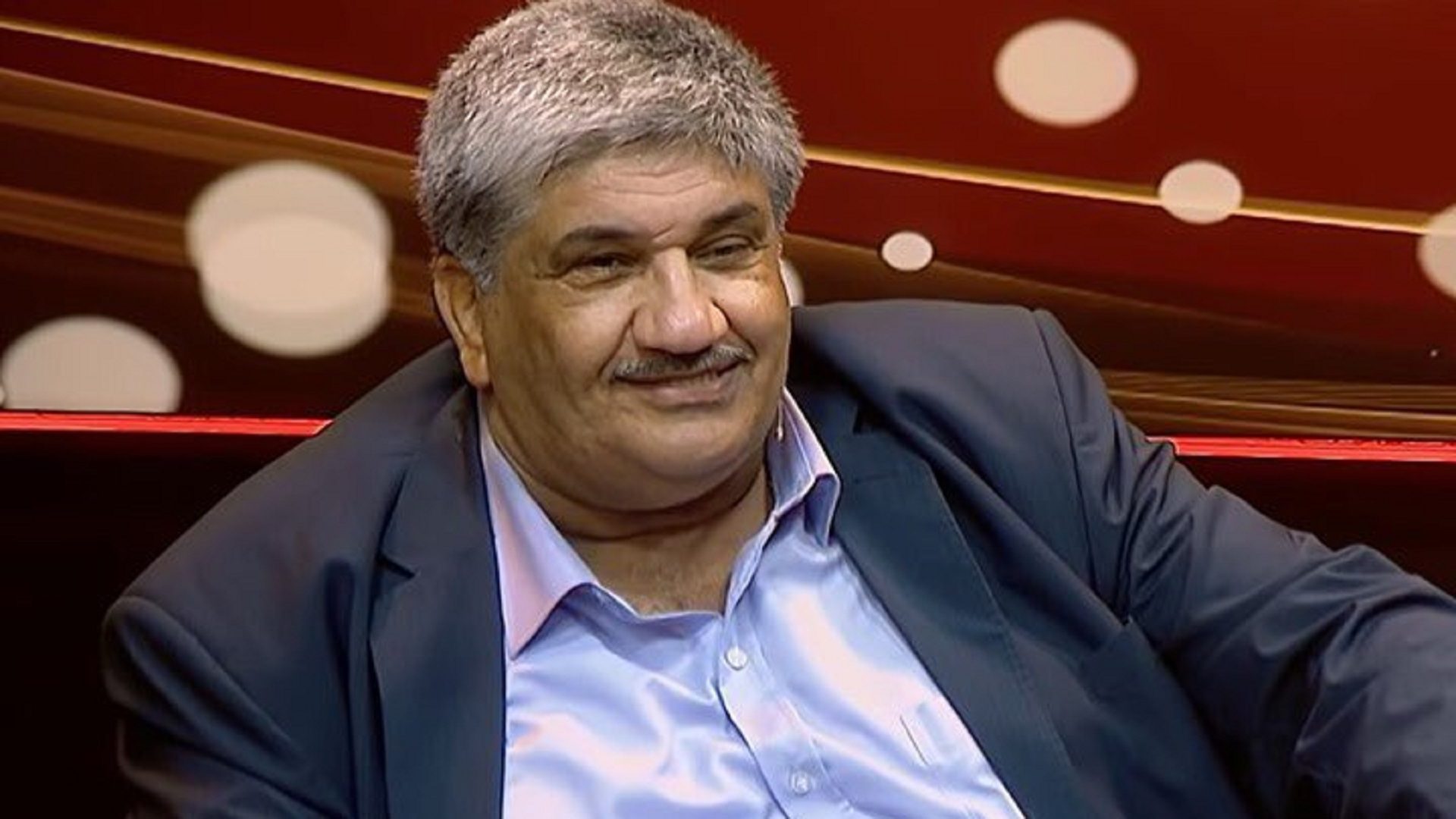 الدولة تتعامل مع كورونا كسرٍّ حربي.. وفاة الصحفي المصري “منير” تكشف كارثة الإصابات داخل مقرات الاحتجاز