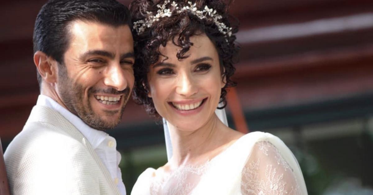 بعد أيام من وصفها الزواج بـ”مؤسسة فاشلة”.. سونغول أودان تفاجئ جمهورها بعقد قرانها (صور)