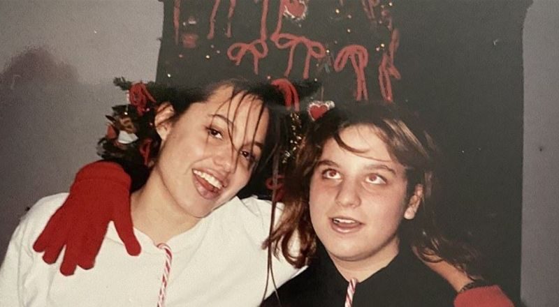 كانت طفلة جامحة “تتناول الكحول وتدخن الحشيش”.. صور ورسائل نادرة لنجمة هوليوود أنجلينا جولي