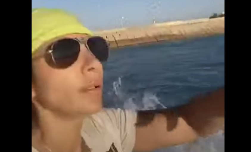 بسمة وهبة “طارت” وأصالة نصري صرخت طالبة النجدة.. فيديو لحادث تعرضتا له في البحر