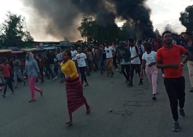 أديس أبابا تنتفض لمقتل مغنٍّ شهير انتقد الحكومة قبل مصرعه! انفجارات واحتجاجات وقطع للإنترنت