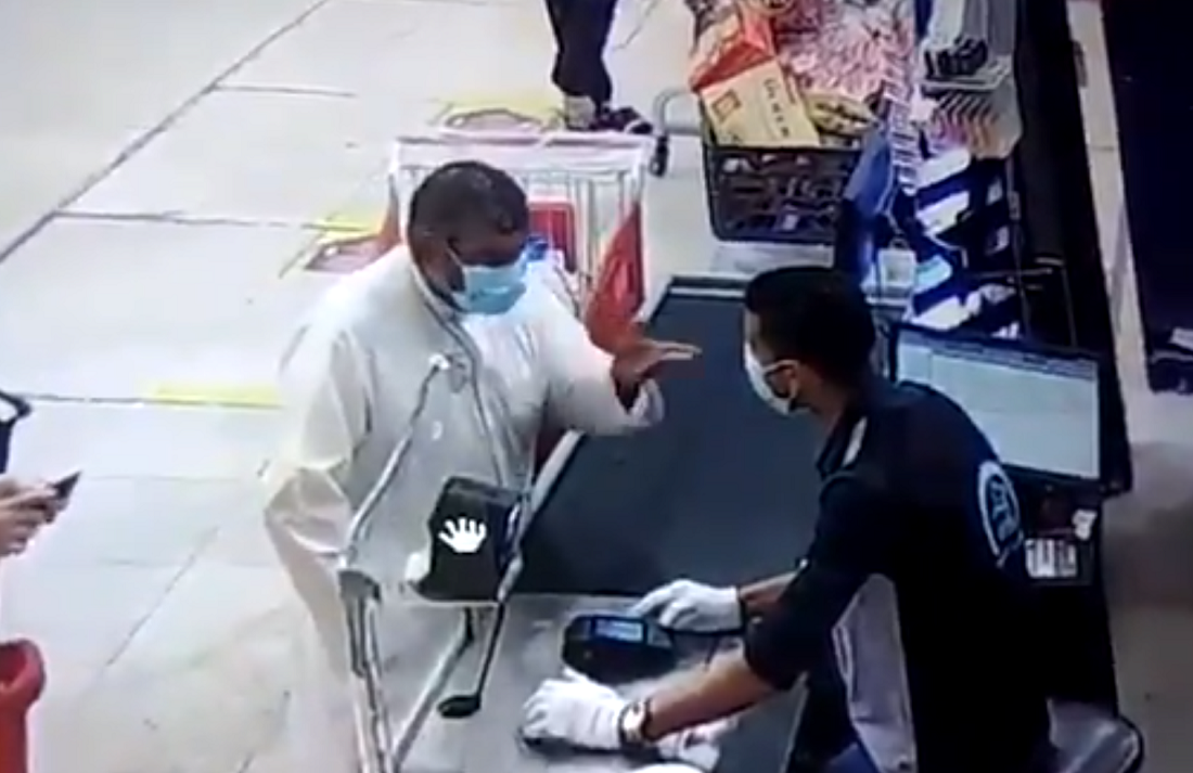 أصرَّ على صفعه مراراً! فيديو لرجل يضرب “وافداً مصرياً” بالكويت، ومسؤول يستقيل غضباً من الحادثة