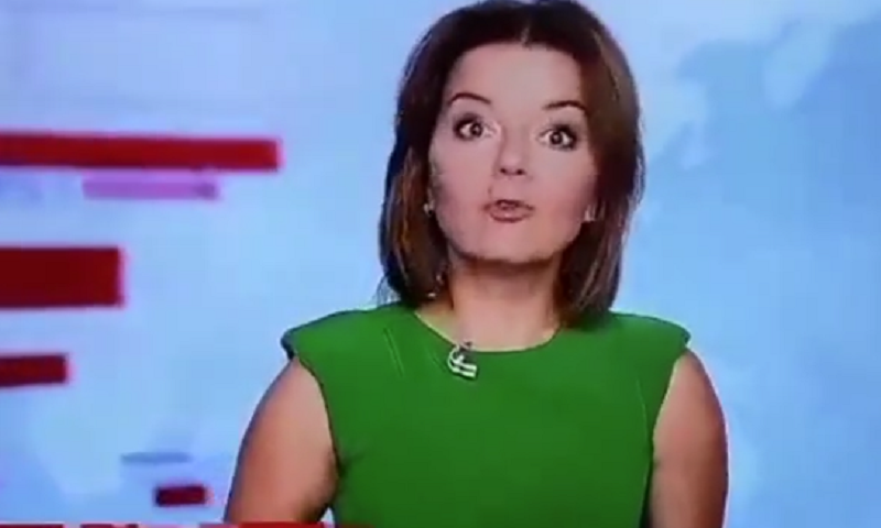 فيديو لمذيعة تفقد سنها الأمامية على الهواء أثناء تقديم الأخبار.. حاولت إخفاء الأمر ولم تنجح