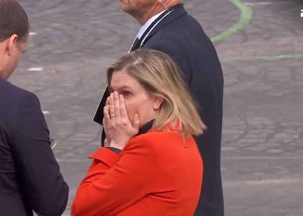 أصيبت بالذعر ثم ركضت لتلحق بالسيارة! فيديو لرد فعل طريف لوزيرة فرنسية بعدما نسيت كمامتها