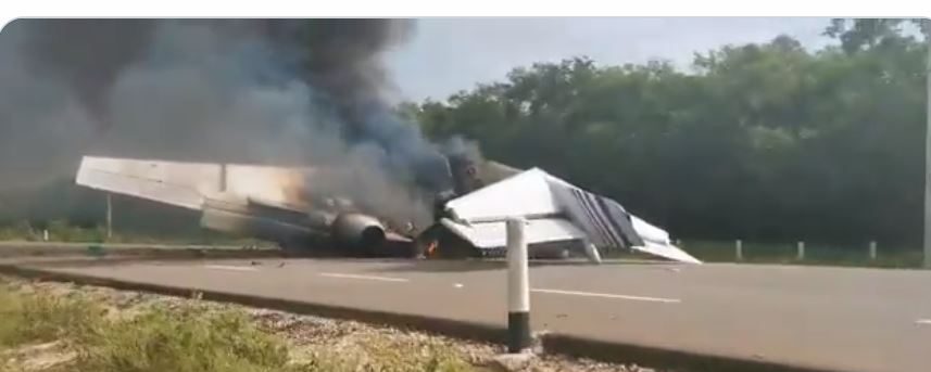 شرطي نشر على حسابه في منصة تويتر الفيديو وطلب من الناس الابتعاد عن مكان الحادث