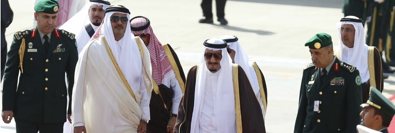ملك السعودية مع أمير قطر/رويترز
