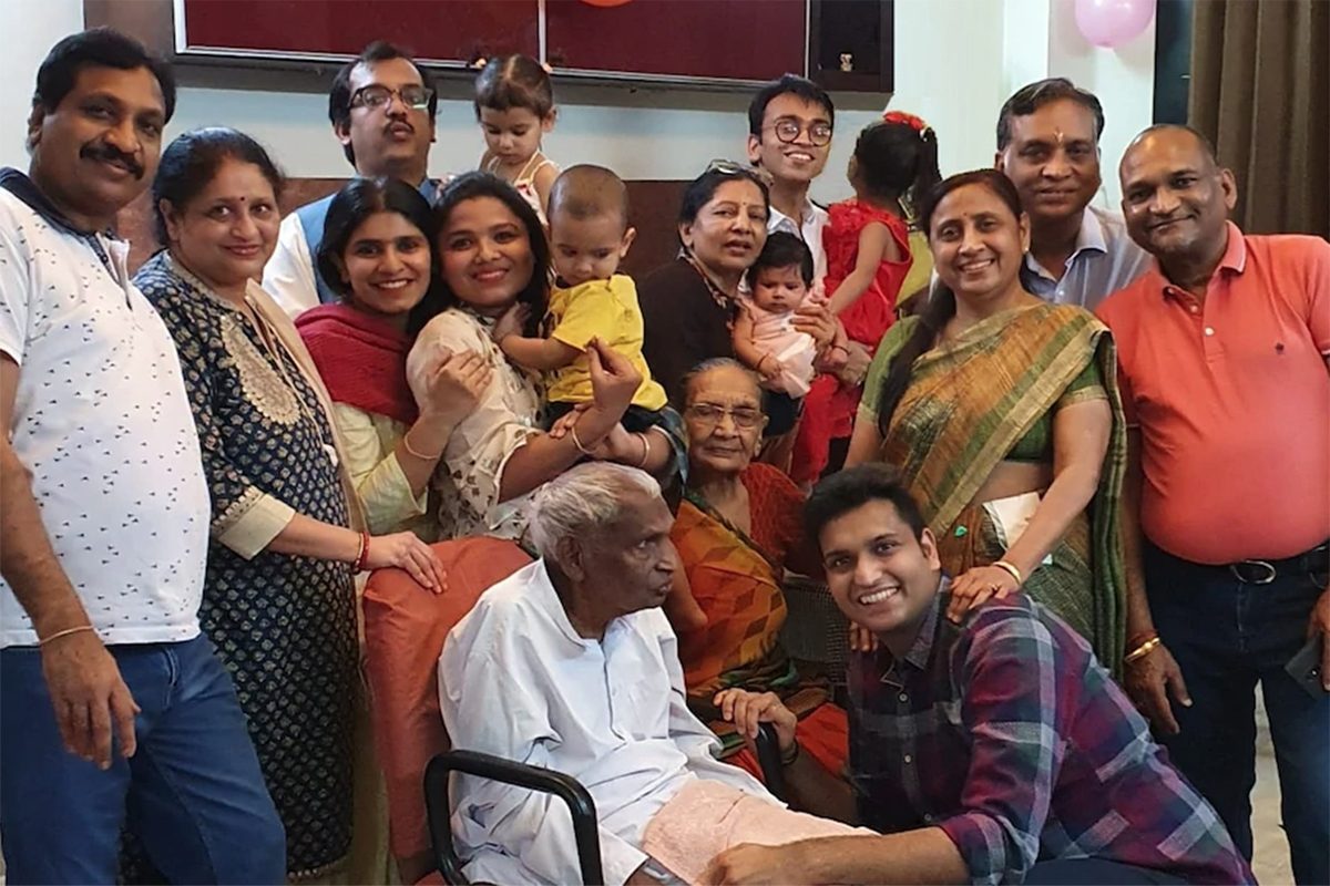 أصيبوا جميعاً بالفيروس وبينهم رُضّع وطاعنون بالسن.. كيف نجت عائلة مكونة من 17 فرداً من كورونا؟