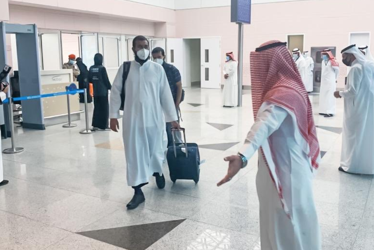 الحجاج يبدأون بالتوافد إلى مكة لأداء حج استثنائي بسبب كورونا.. فيديو لأول الوفود الواصلة