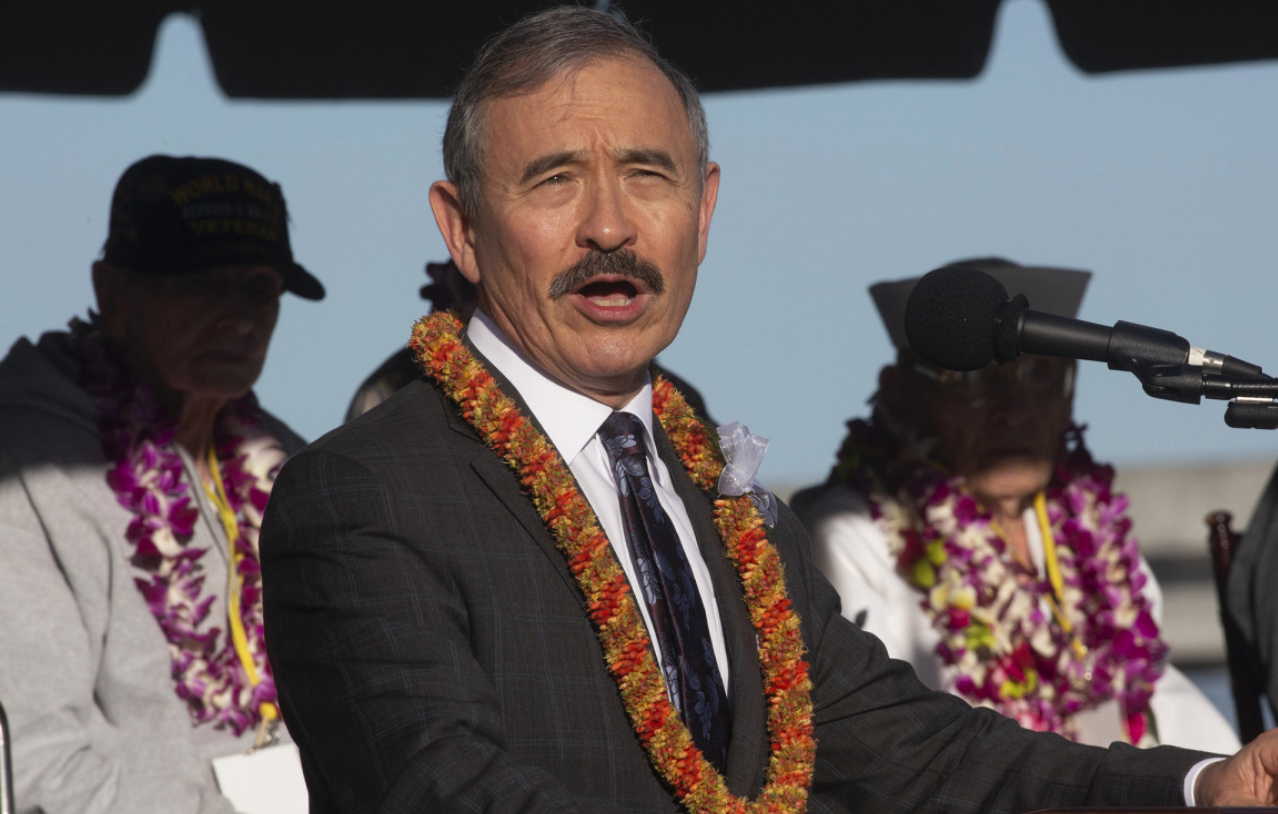 سفير أمريكا في كوريا يحلق شاربه المثير للجدل.. نشر فيديو لنفسه وهو يتخلص منه أخيراً