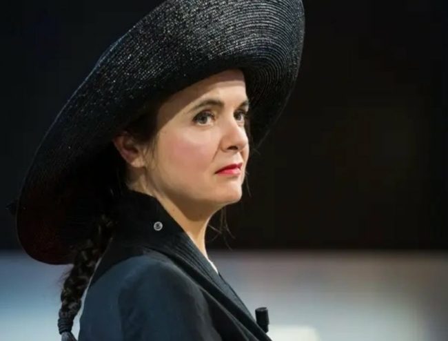 لولا الكتب لما بقيت على قيد الحياة.. ما قصة “الجائعة” إميلي نوثومب؟