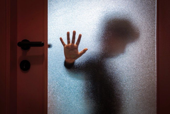 “يا ويلهم من الله!”.. أُم الطفل السوري الذي تعرض لاغتصاب بلبنان تكشف تفاصيل جديدة
