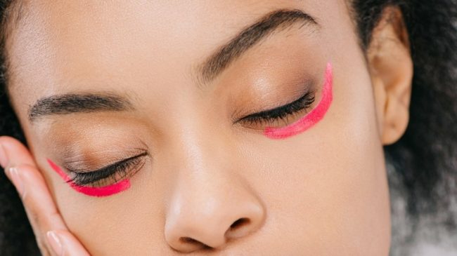 ضعي أحمر الشفاه تحت العين وشاهدي ما سيحدث.. النتيجة مذهلة