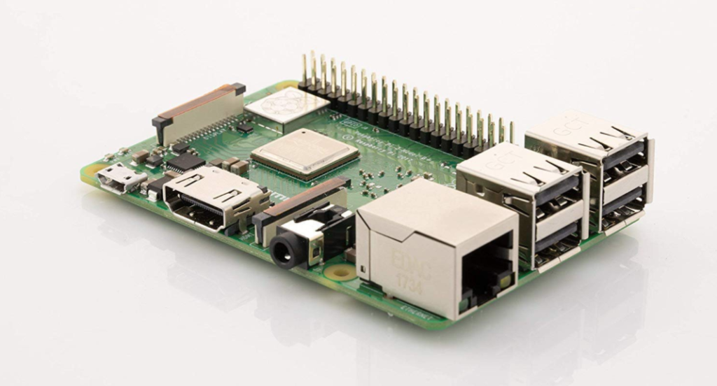 اخترنا في هذا الدليل حاسوب Raspberry Pi 3 B+ لأنه الأكثر مرونة من بين إصدارات رسبري باي Raspberry Pi.