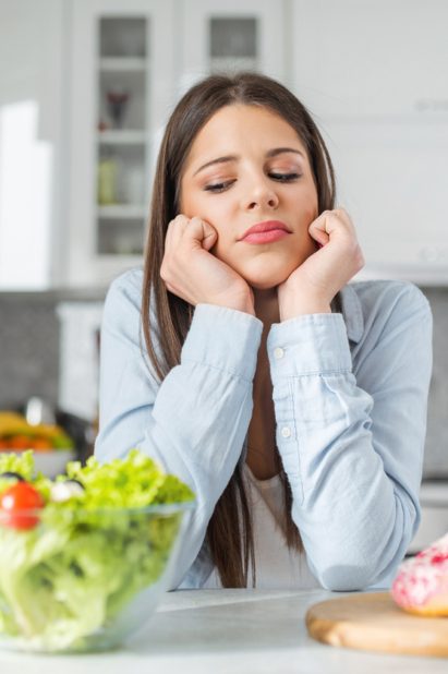 الرغبة الشديدة في الطعام أو النفور منه أمر مشترك بين أعراض الحمل وأعراض الدورة الشهرية - iStock