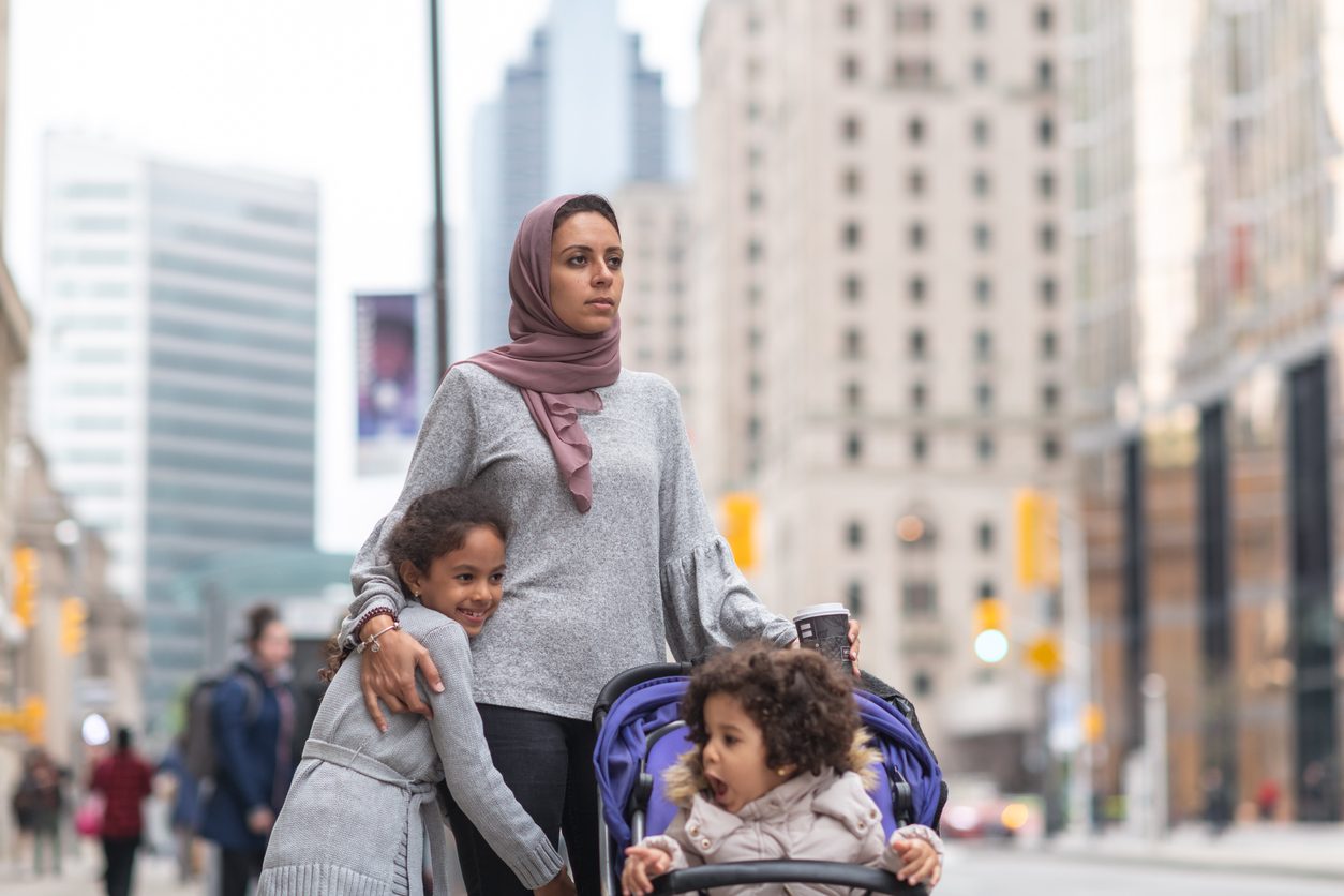 لا أم تساند ولا خالة تحنو.. ما هي أكثر 4 صعوبات تواجه الأمهات في الغربة؟