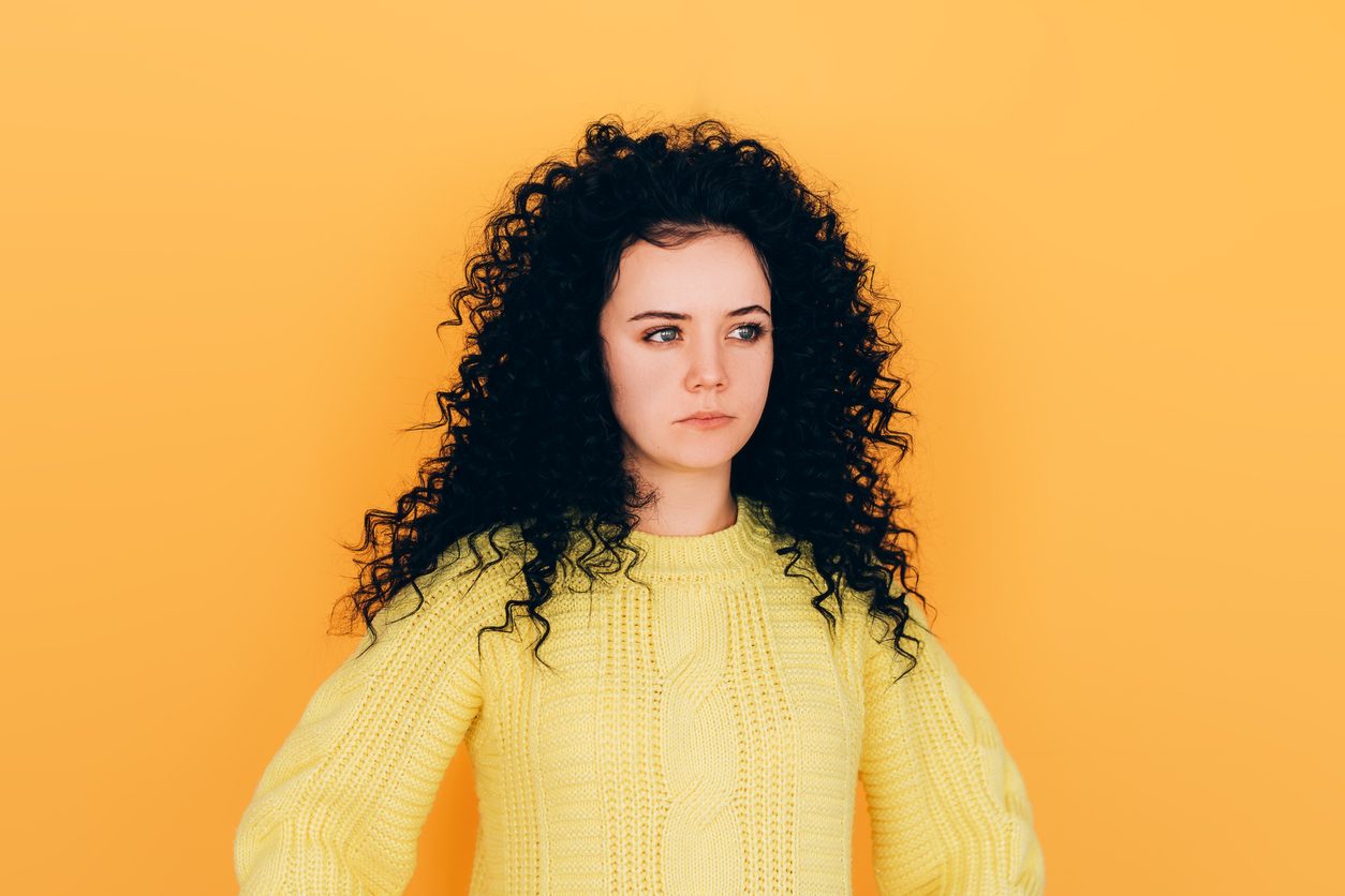 عندما عرف خطيبي حقيقة شعري المجعد الذي فردته بالمكواه!