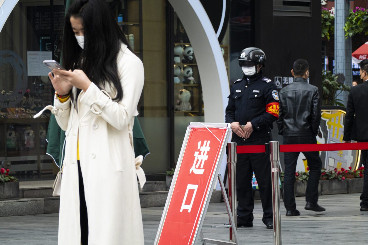 قصر فاره وسيارة فيراري وملايين الدولارات.. القبض على منفذي أضخم عملية احتيال بالعملات المشفرة في الصين