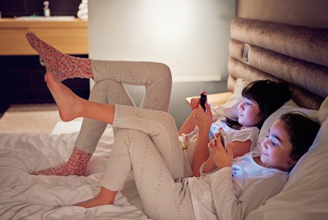 طفل يكبّد والده ألف دولار وهو يلعب بهاتفه.. طلب طعاماً دون علمه، وهكذا عاقبه والداه