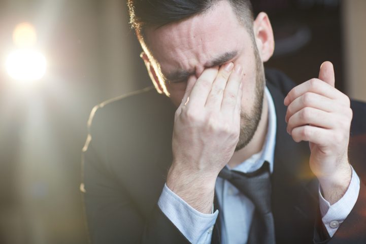 ISTOCK لماذا يبكي الرجال بعد الخيانة