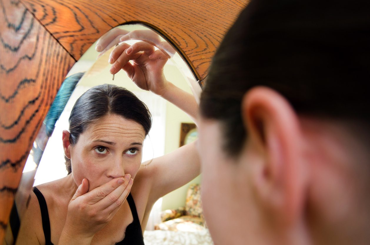 هل شد الشعر الأبيض يزيد نموه ومكان كل واحدة تُنتف تظهر 10 جديدات؟