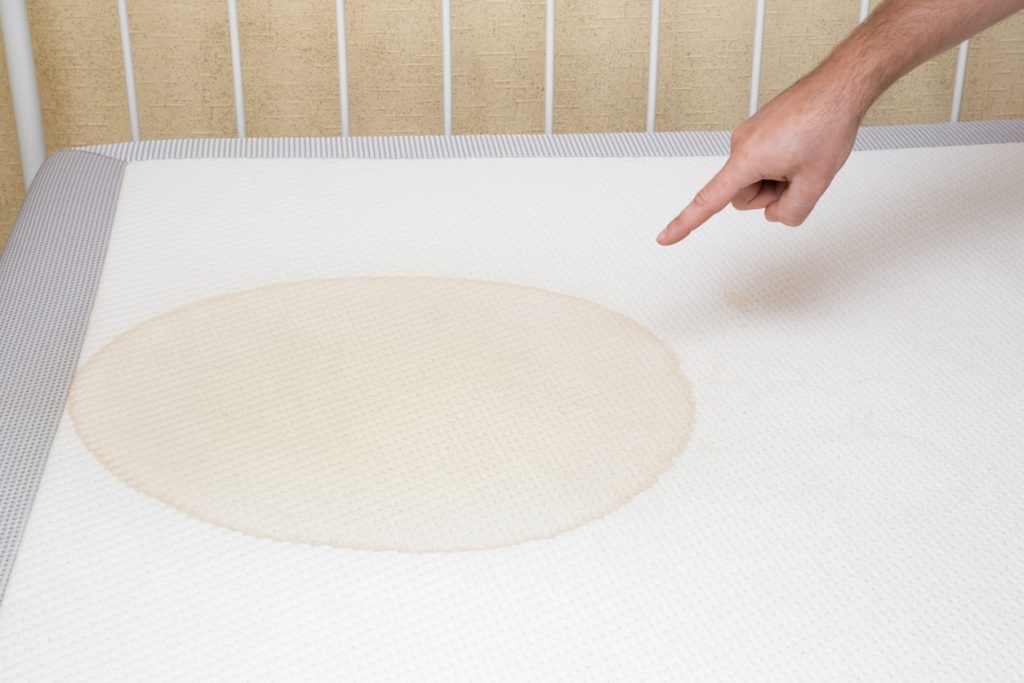 تنظيف المراتب من البقع والروائح