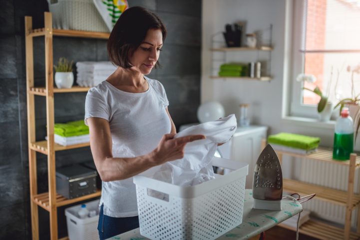istock\إزالة بقع الملابس البيضاء