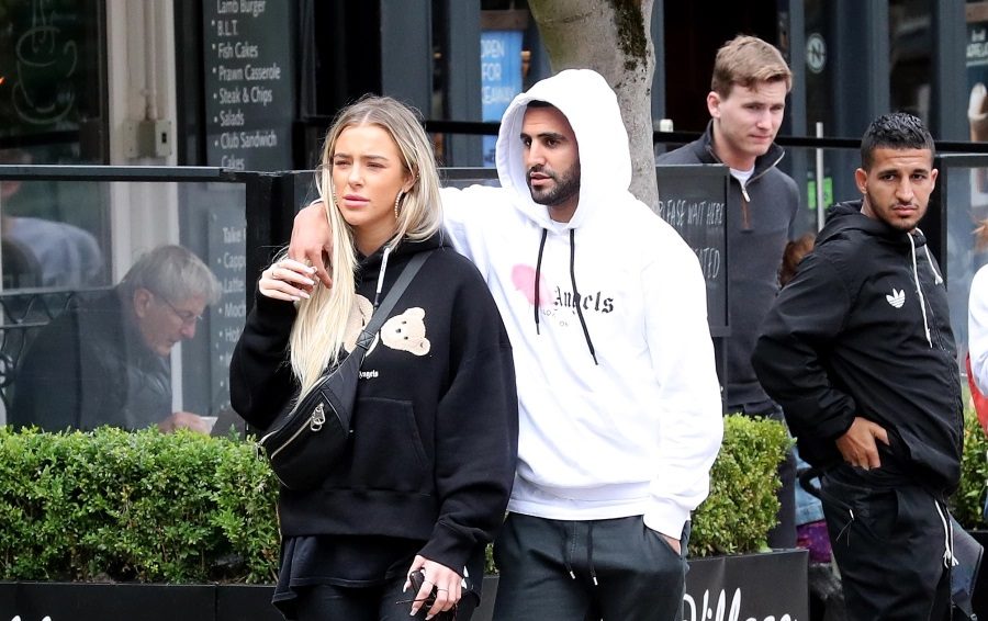 محرز برفقة صديقته تايلو وارد (THE SUN)