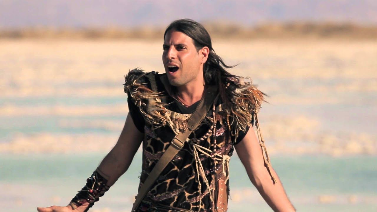 “من يريد إطعام بدوي؟”.. نجم برامج أطفال إسرائيلي يُعلّم أبناءه الصغار احتقار طفلين فلسطينيين (فيديو)