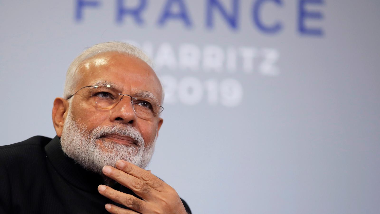 جرحى بلا إصابات ومستشفى دون أدوية وأطباء! صورة لمودي خلال زيارة لجنود مصابين تضعه بورطة