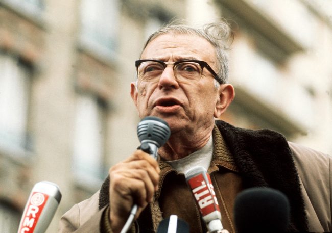 وجودية سارتر في الميزان.. ماذا تعني مقولة “الإنسان مدان بالحرية”؟