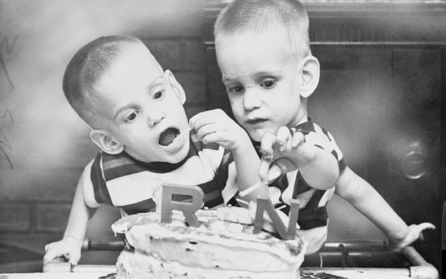 عاشا 68 سنة بجسد واحد ورفض والداهما المغامرة بعملية فصلهما.. وفاة التوأمين الملتصقين الأطول عمراً في العالم (صور)