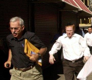 نجا من 11 سبتمبر ومات بكورونا! مواطن ذاع صيته بصورة له أثناء هربه من تفجيرات أمريكا، هزمه الفيروس