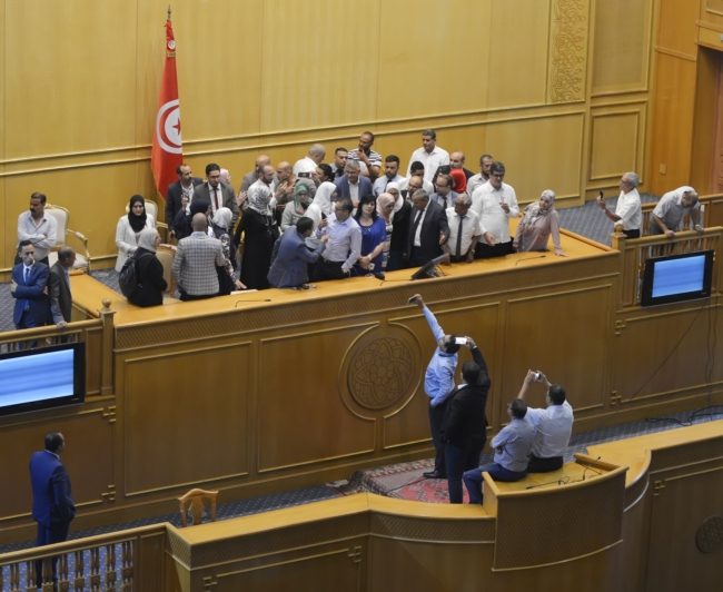 وكأن تداعيات كورونا لا تكفي.. كيف تزيد التجاذبات السياسية من أوجاع التونسيين؟