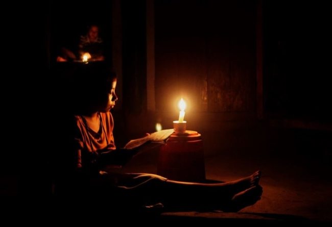 لبنان يعود لعصر ما قبل الكهرباء.. انقطاع لأكثر من 12 ساعة يومياً، والحل في إيقاد الشّموع