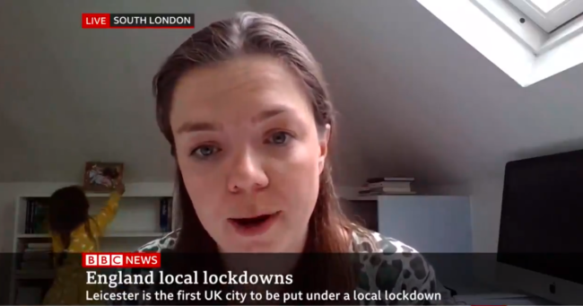 أرادت “التعرف” على المذيع! طفلة تحرج والدتها على الهواء مباشرة عندما اقتحمت لقاءً على “بي بي سي”