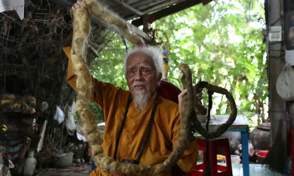 لم يقصّه أو يغسله منذ 80 عاماً.. تعرَّف على قصة الرجل صاحب أطول شعر في العالم