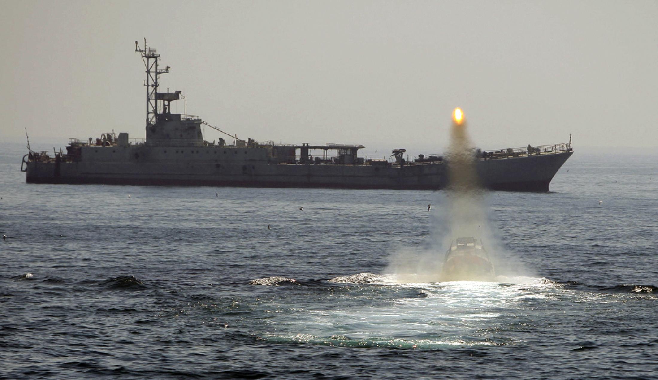 إيران تخطط لشن حرب عصابات بالخليج تتضمن استهداف حاملات الطائرات، فكيف ستواجه أقوى أسطول في العالم؟