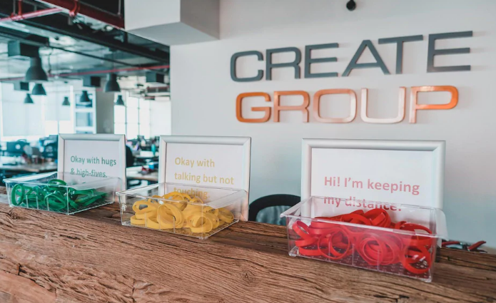 التواصل باستعمال أساور بألوان “إشارة المرور”.. شركة بدبي تبتكر “أسلوباً فريداً” للتحية بين الموظفين